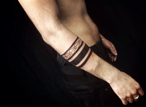 Il tatuaggio bracciale maschile che rende il bicipite ancora più。